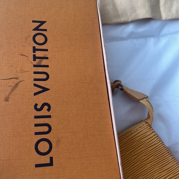 Louis Vuitton Epi Leather Pochette W/ full inclusion - Picture 13 of 15
